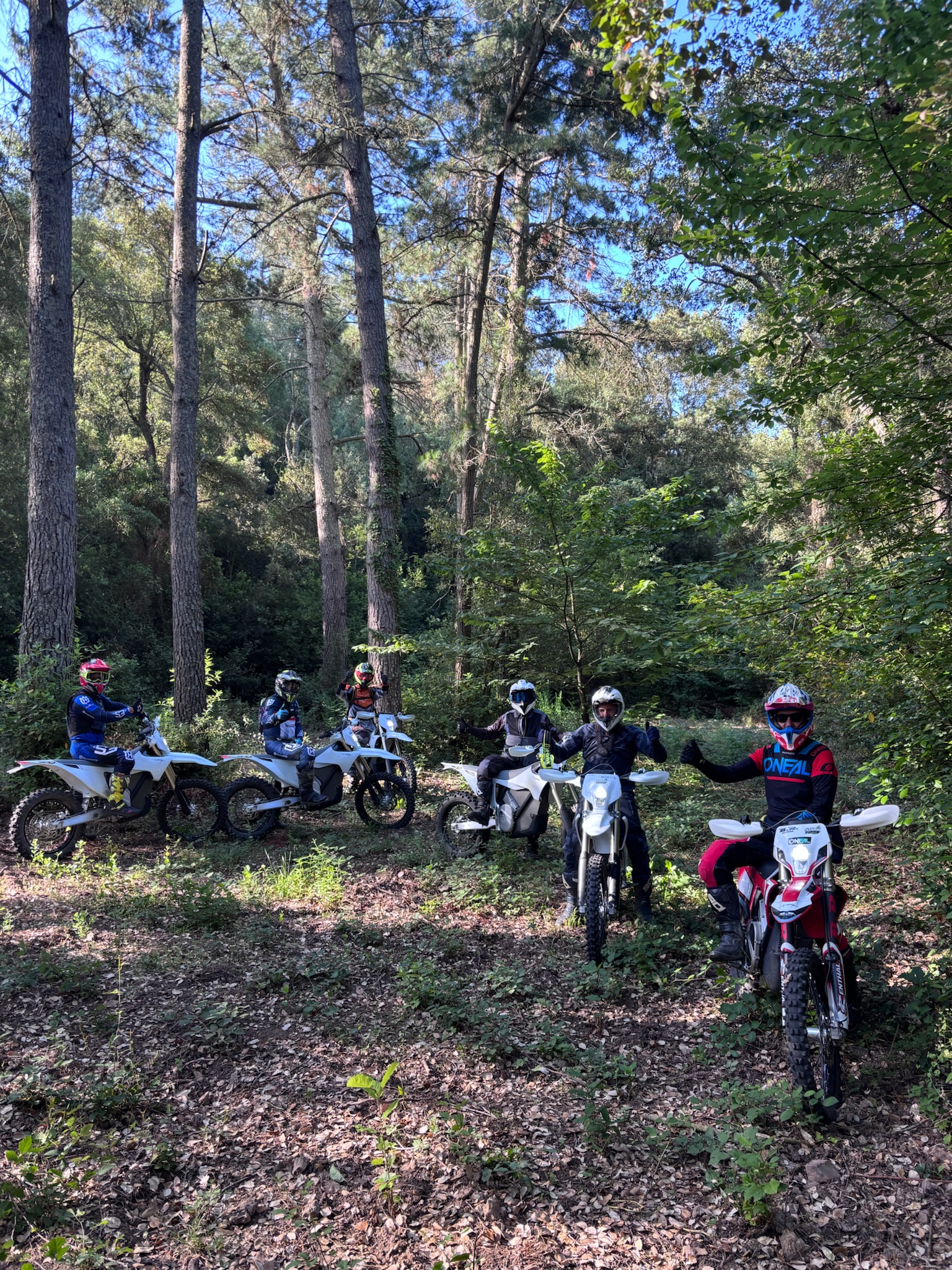 Grupo de motos eléctricas parado en el bosque de Les Gavarres