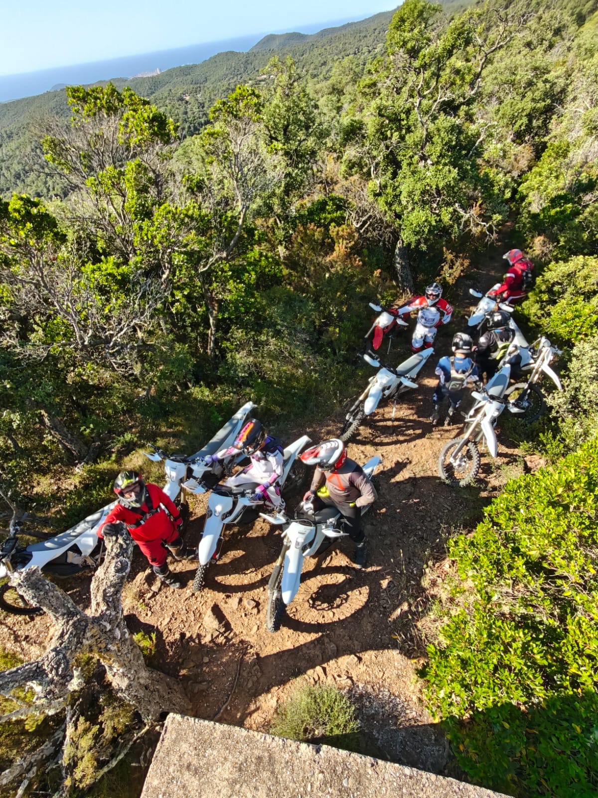 Grupo rodando por un sendero en una salida guiada
