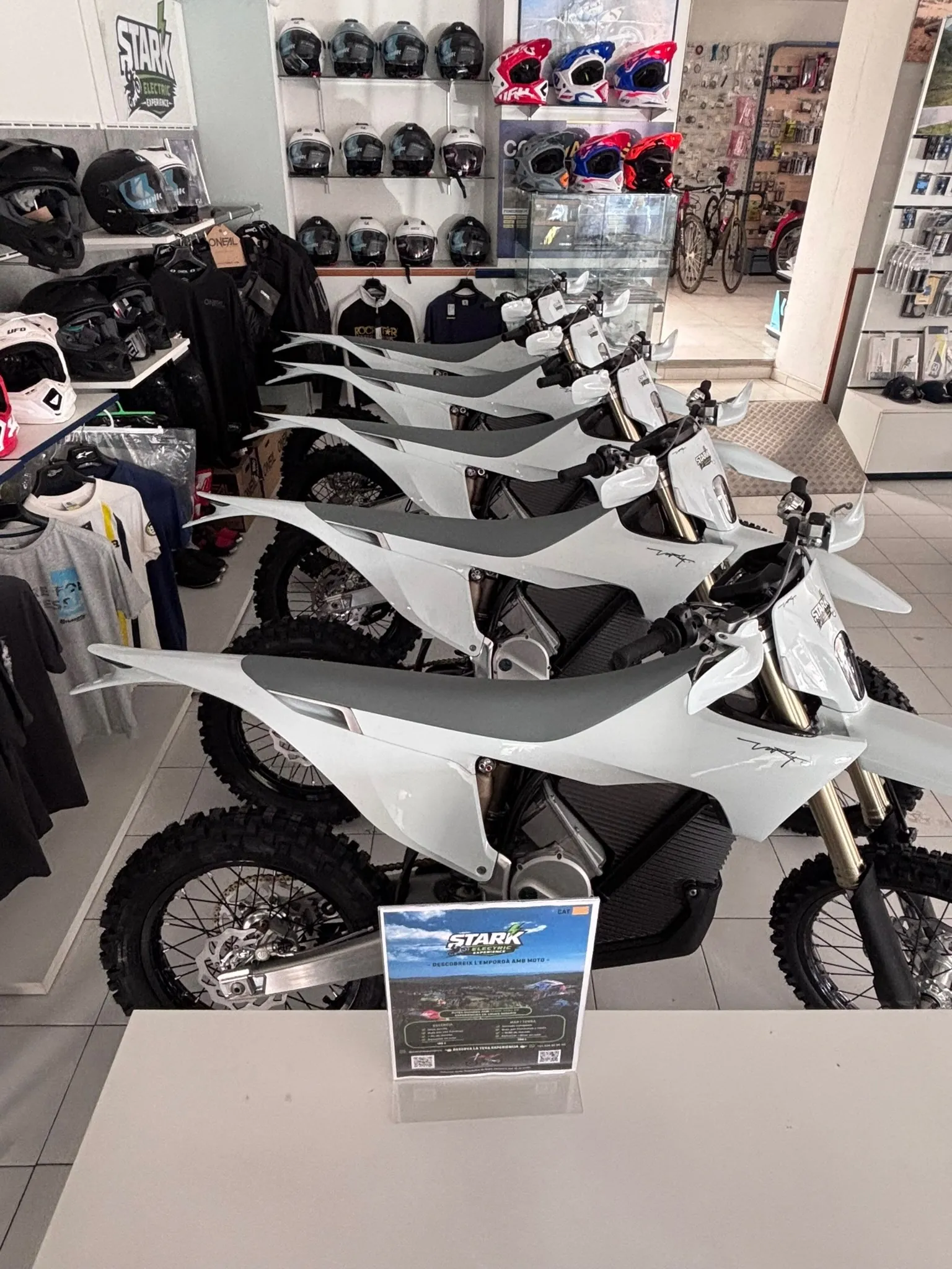 Motos Stark Varg en fila dentro de la tienda de Palafrugell